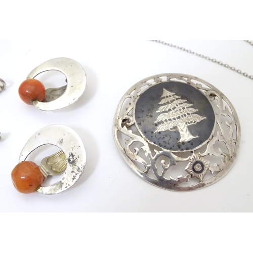 937 - Assorted jewellery to include a silver St Christopher pendant, silver ingot formed pendant, Siam sil... 