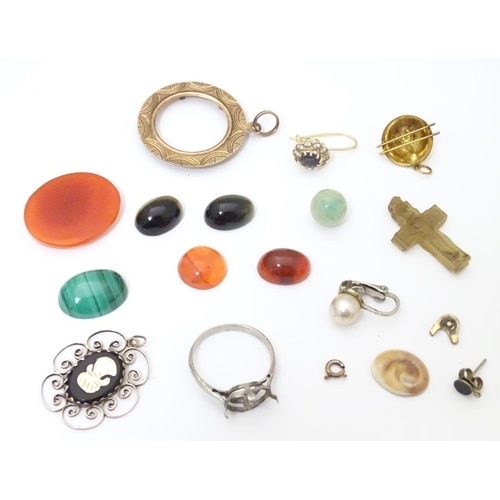 938 - A quantity of assorted jewellery etc. to include a yellow metal pendant with openwork detail, a 9ct ... 