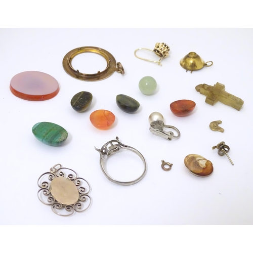 938 - A quantity of assorted jewellery etc. to include a yellow metal pendant with openwork detail, a 9ct ... 