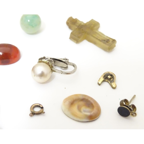 938 - A quantity of assorted jewellery etc. to include a yellow metal pendant with openwork detail, a 9ct ... 