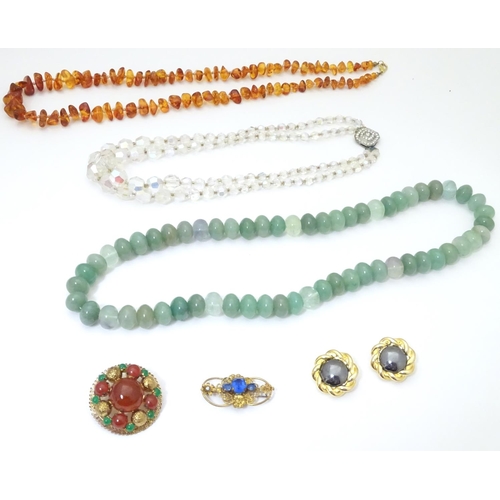 939 - A quantity of assorted vintage jewellery to include brooches, earrings, various bead necklaces etc