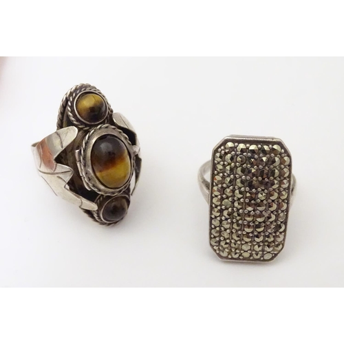 942 - Assorted jewellery a Mexican silver ring set with tigers eye cabochon, a silver ring set with marcas... 