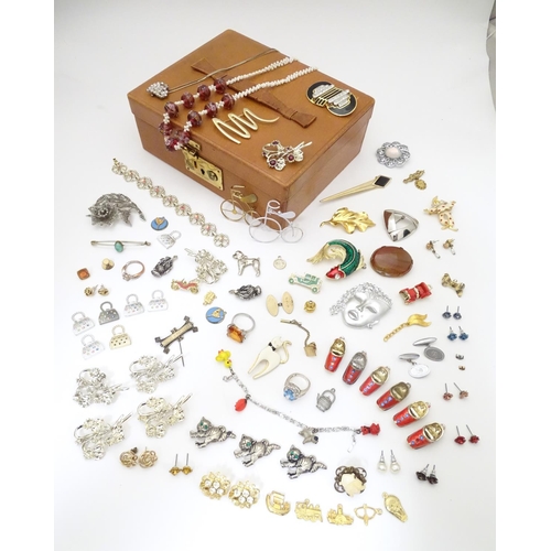 951 - A vintage pigskin jewellery case containing assorted jewellery including bracelets, brooches, earrin... 