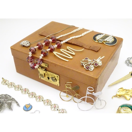 951 - A vintage pigskin jewellery case containing assorted jewellery including bracelets, brooches, earrin... 