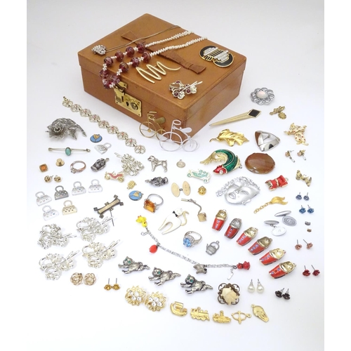 951 - A vintage pigskin jewellery case containing assorted jewellery including bracelets, brooches, earrin... 