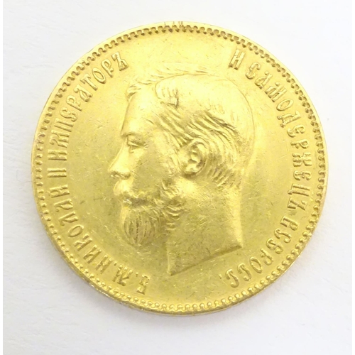 982 - Coin: A gold 1901 ten / 10 rouble coin, depicting a portrait of the Emperor Nikolai II. Approx. 7/8