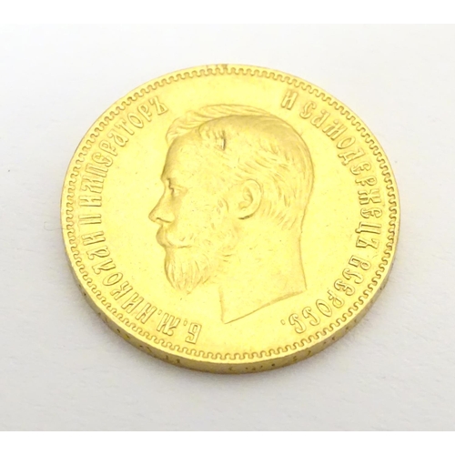 982 - Coin: A gold 1901 ten / 10 rouble coin, depicting a portrait of the Emperor Nikolai II. Approx. 7/8