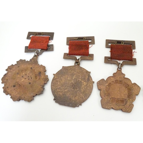 1013 - Militaria: a mid 20thC Chinese PLA medal group, comprising five copper medals and a badge (6)