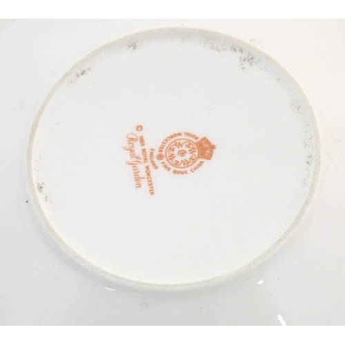 199 - A quantity of assorted ceramics, to include a Worcester blue and white cup and saucer, a Royal Worce... 