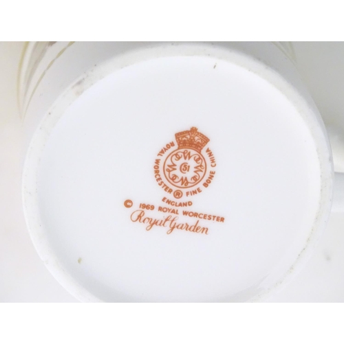 199 - A quantity of assorted ceramics, to include a Worcester blue and white cup and saucer, a Royal Worce... 