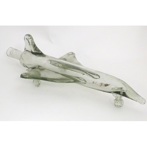 303 - A novelty glass decanter / bottle in the form of Concorde / delta wing jet / aeroplane, 16