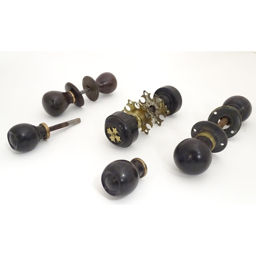 1212 - Four pairs of Victorian ebonised door knobs / handles / door furniture with brass mounts. Largest ap... 