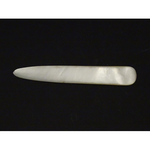 1229 - An early 20thC mother of pearl letter opener with shell detail. Approx. 4 1/4