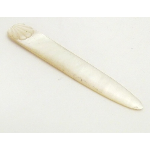 1229 - An early 20thC mother of pearl letter opener with shell detail. Approx. 4 1/4