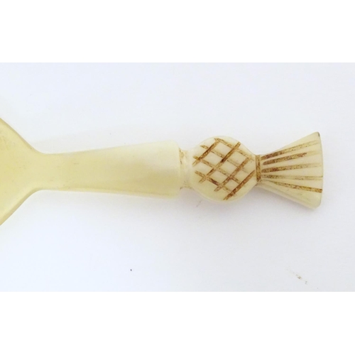 1237 - A 20thC horn caddy spoon with carved pineapple finial. Approx. 3 1/2