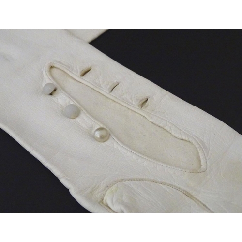 1264 - A pair of Edwardian white kid leather gloves. Approx. 20 1/2