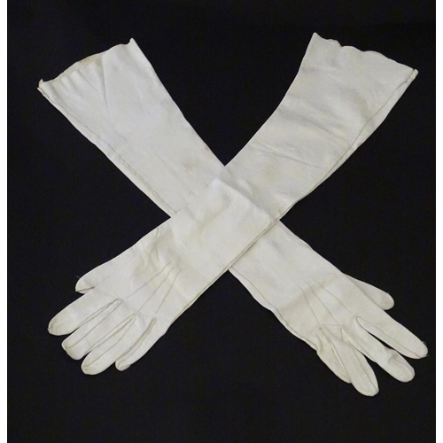 1264 - A pair of Edwardian white kid leather gloves. Approx. 20 1/2