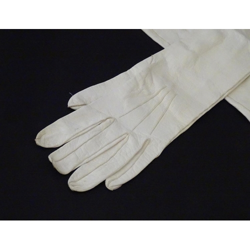 1264 - A pair of Edwardian white kid leather gloves. Approx. 20 1/2