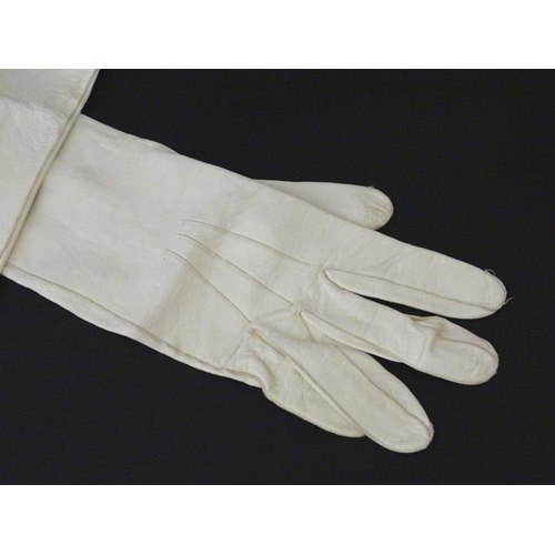 1264 - A pair of Edwardian white kid leather gloves. Approx. 20 1/2