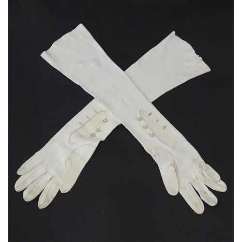 1264 - A pair of Edwardian white kid leather gloves. Approx. 20 1/2