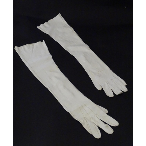 1264 - A pair of Edwardian white kid leather gloves. Approx. 20 1/2