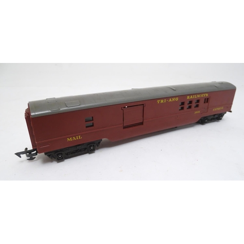 1523 - Toys: A trio of Triang Railways OO gauge models, comprising an R59 2-6-2 Tank Loco black livery (box... 