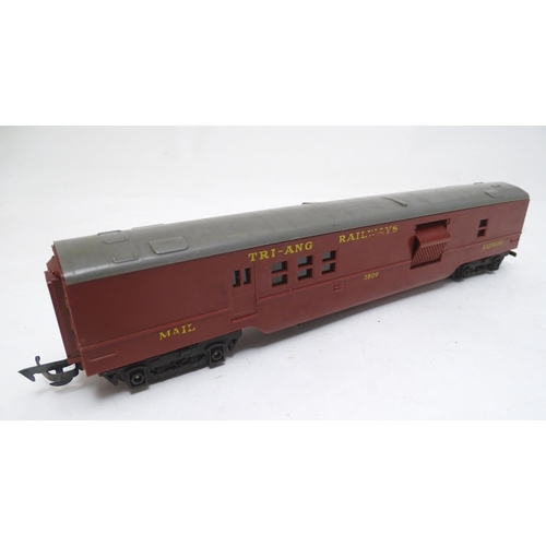 1523 - Toys: A trio of Triang Railways OO gauge models, comprising an R59 2-6-2 Tank Loco black livery (box... 