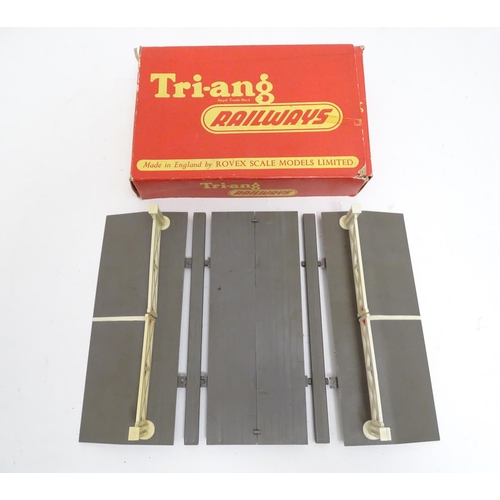 1523 - Toys: A trio of Triang Railways OO gauge models, comprising an R59 2-6-2 Tank Loco black livery (box... 