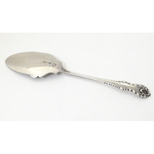 321 - A silver jam / preserve spoon, hallmarked Sheffield 1903 maker J & J Maxfield Ltd. Approx 5