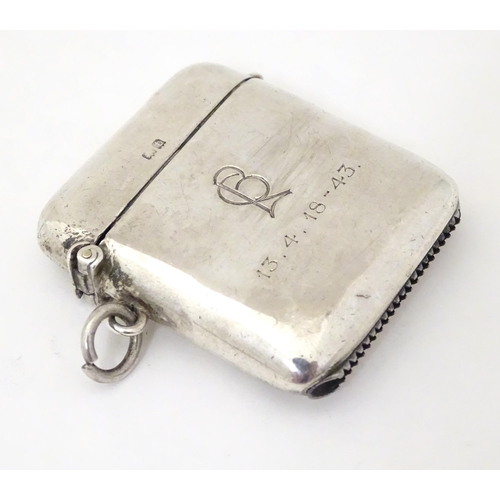 335 - A silver vesta, hallmarked Birmingham 1918, maker Cohen & Charles. Approx. 2