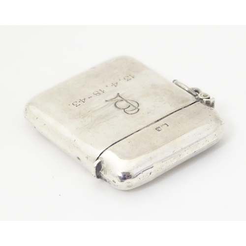 335 - A silver vesta, hallmarked Birmingham 1918, maker Cohen & Charles. Approx. 2