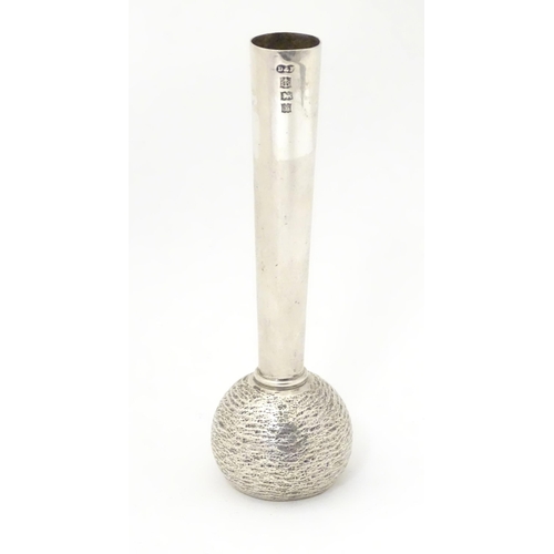 346 - A Elizabeth II silver bud vase with textured base, hallmarked Birmingham 1973, maker Deakin & Franci... 