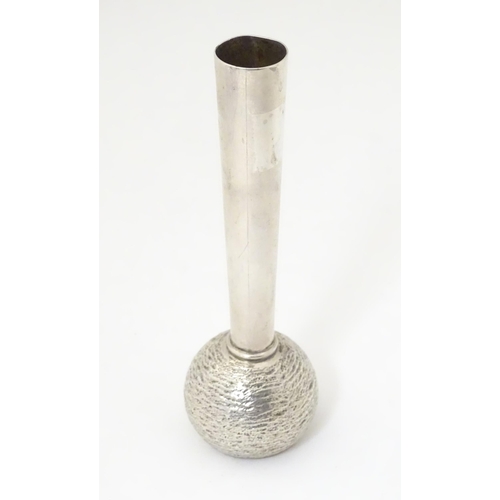 346 - A Elizabeth II silver bud vase with textured base, hallmarked Birmingham 1973, maker Deakin & Franci... 