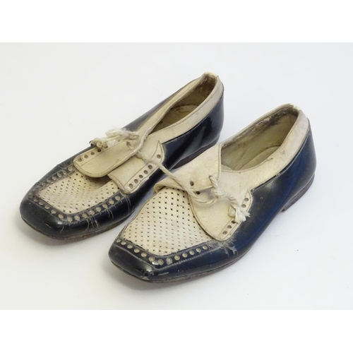 1257 - A pair of Continental black and white leather children's shoes. Marked Made in Spain under. Approx. ... 