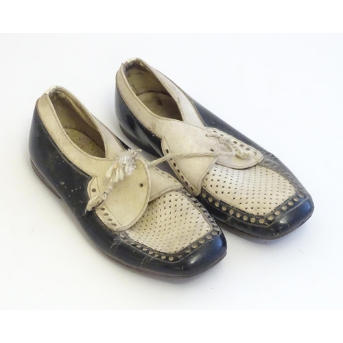 1257 - A pair of Continental black and white leather children's shoes. Marked Made in Spain under. Approx. ... 