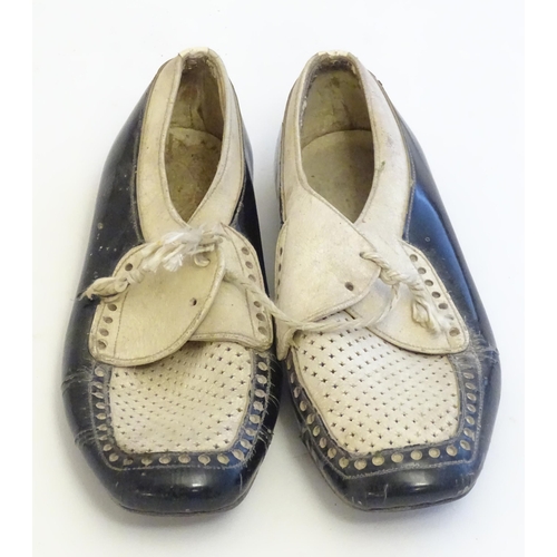 1257 - A pair of Continental black and white leather children's shoes. Marked Made in Spain under. Approx. ... 