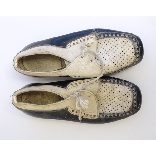 1257 - A pair of Continental black and white leather children's shoes. Marked Made in Spain under. Approx. ... 