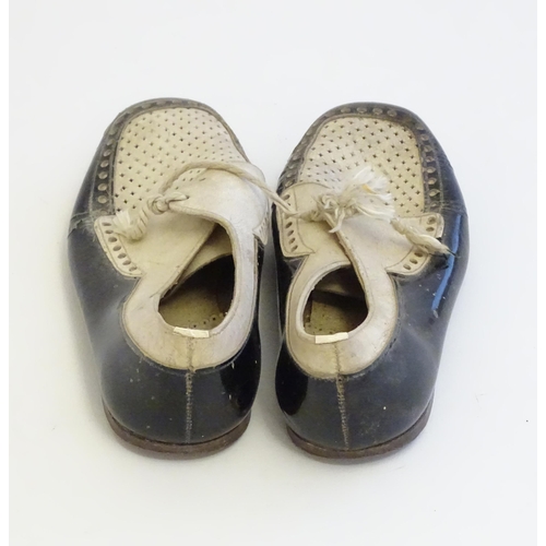 1257 - A pair of Continental black and white leather children's shoes. Marked Made in Spain under. Approx. ... 