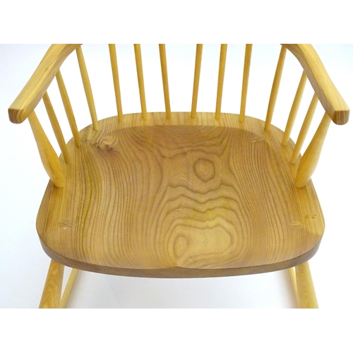 2226 - A 21stC elm Windsor rocking chair, 41 1/2