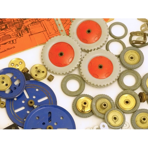 1495 - Toys: A quantity of Meccano, to include gears, brackets, wheels, struts, plates, bolts, nuts, etc. T... 