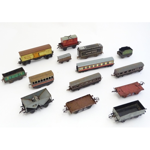 1499 - Toys: A quantity of assorted Hornby Meccano O and OO gauge rolling stock / trains and railway access... 