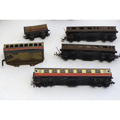 1499 - Toys: A quantity of assorted Hornby Meccano O and OO gauge rolling stock / trains and railway access... 