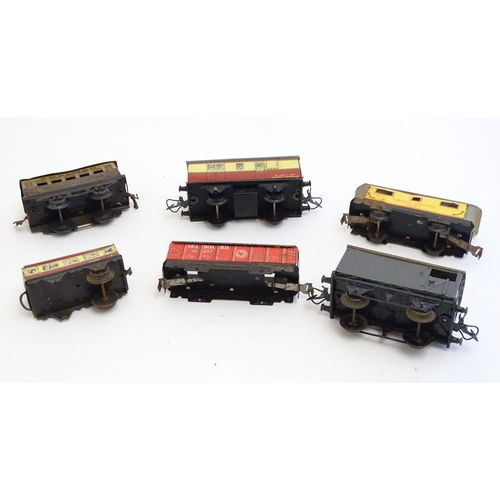 1499 - Toys: A quantity of assorted Hornby Meccano O and OO gauge rolling stock / trains and railway access... 