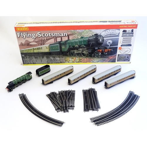 1520 - Toys: A Hornby electric OO gauge train set, comprising the LNER 4-6-2 locomotive the Flying Scotsman... 