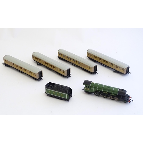 1520 - Toys: A Hornby electric OO gauge train set, comprising the LNER 4-6-2 locomotive the Flying Scotsman... 