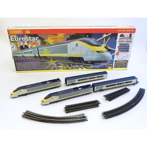 1521 - Toys: A Hornby electric OO gauge Eurostar train set, comprising the Eurostar driving unit, passenger... 