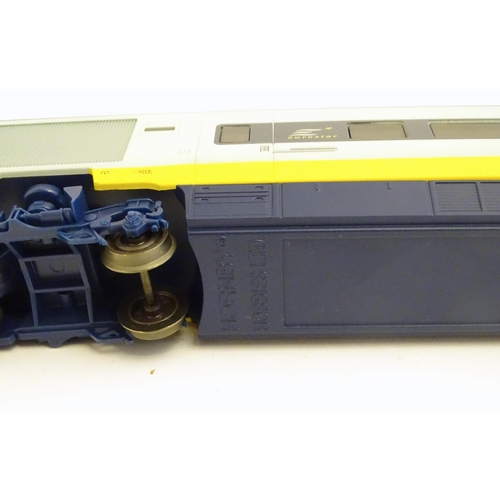 1521 - Toys: A Hornby electric OO gauge Eurostar train set, comprising the Eurostar driving unit, passenger... 