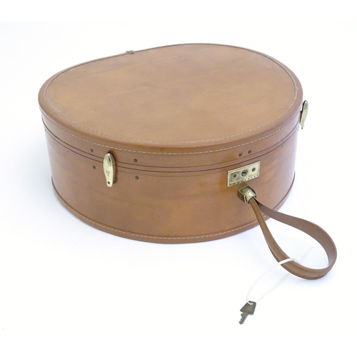 1560 - A vintage leather travelling / luggage hat box by Samsonite, labelled inside Shwayder Bros inc of De... 