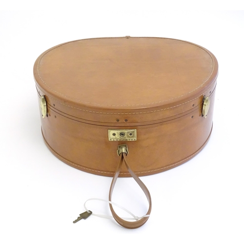 1560 - A vintage leather travelling / luggage hat box by Samsonite, labelled inside Shwayder Bros inc of De... 