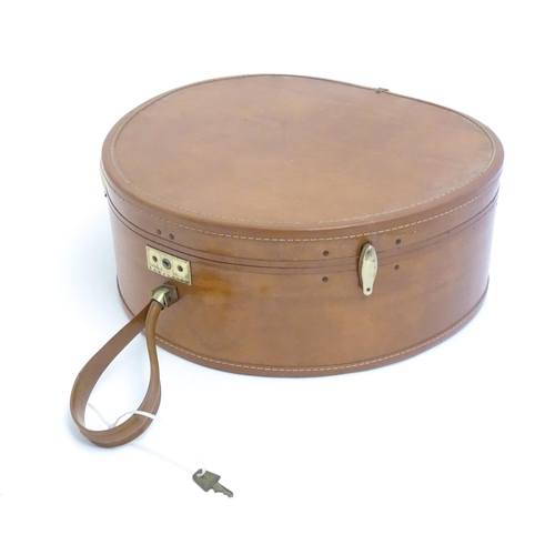 1560 - A vintage leather travelling / luggage hat box by Samsonite, labelled inside Shwayder Bros inc of De... 